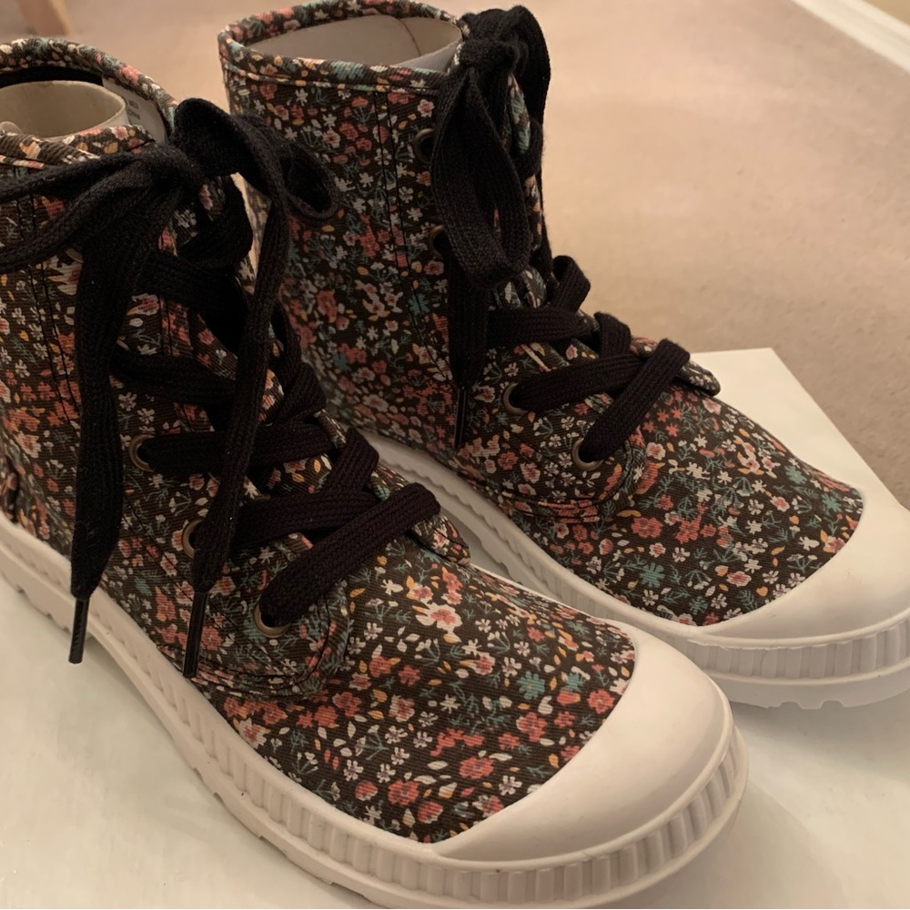 SO dragonfruit Combat boot / sneakers.